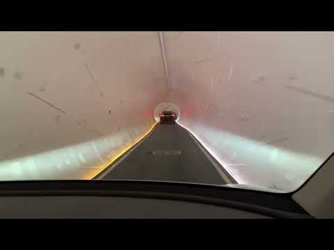 イーロン・マスクがロサンゼルスの地下トンネルを見せる