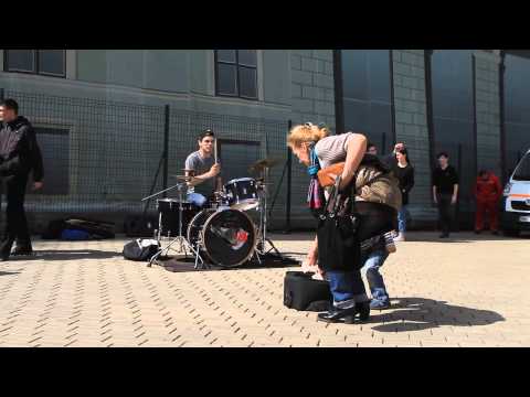 Уличный барабанщик-виртуоз на одесской Юморине