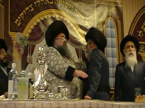 Skolya Rebbe Dances Oiven Un