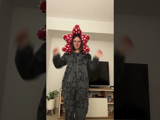 Vídeo relacionado con Stranger Things Navidad Patrón Oscuro Demogorgon Sudadera