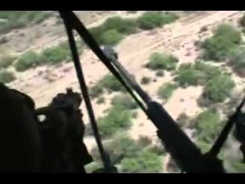 Marinos disparando a zetas desde el helicoptero