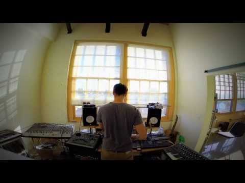 House Music made with real machines for Sweaty Warehouses (mpc3000, sp1200, TR909, TOM)