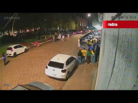 Mais confusão em São José da Boa Vista: câmera flagra homem sendo espancado na praça