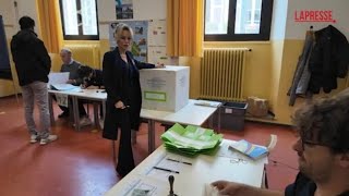 Marina Berlusconi al voto per il referendum: «Dedica a mio padre? Certo, domani quando si saprann...