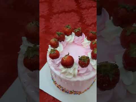 yummy cake😋😋💃🎂😍hubi's birthday cake#strawberrycake#kiaan#kiaansaxena#priyakshitijsaxena#birthdaycake