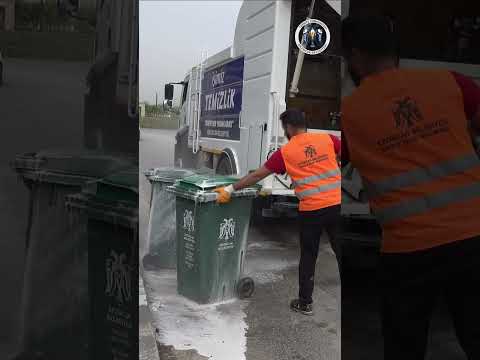 Çöp konteynerleri düzenli bir şekilde yıkanarak dezenfekte ediliyor. 24.04.2024