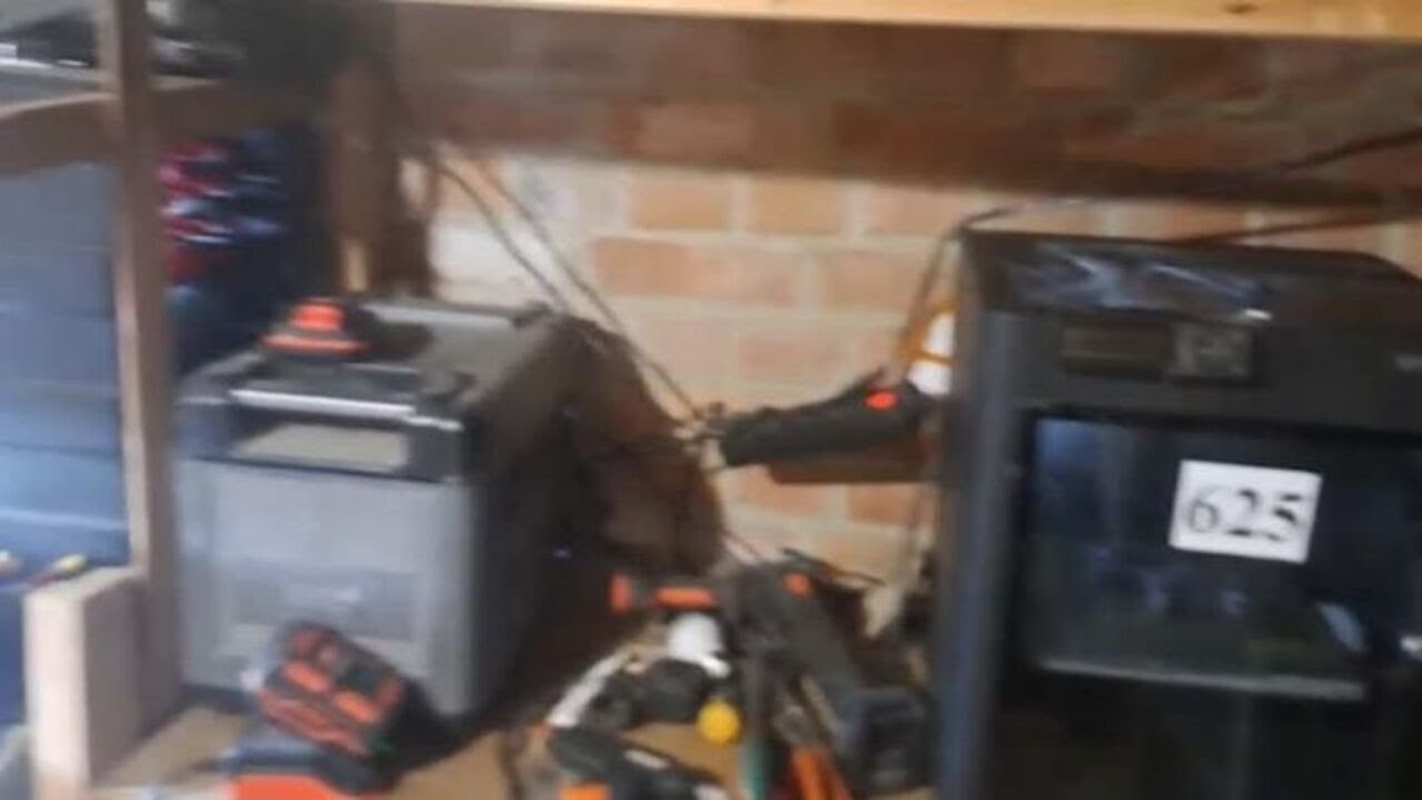 Nella cantina segreta di Kharkiv dove si stampano compenenti dei droni in 3D