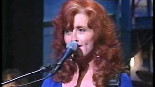 Bonnie Raitt - Love Sneakin&#39; Up On You Letterman 1994