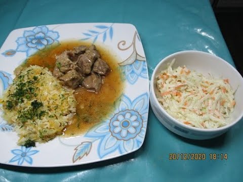 Abendessen in einer Stunde: Gulasch, Reis, Salat