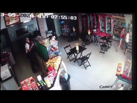 Carreta desgovernada invade padaria com funcionários e clientes em Ribas do Rio Pardo (MS)