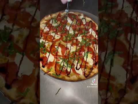 Caprese pizza