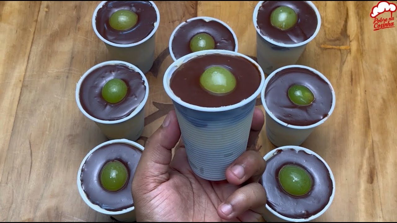 bombom aberto no copinho de plástico, e o melhor de tudo derrete na boca