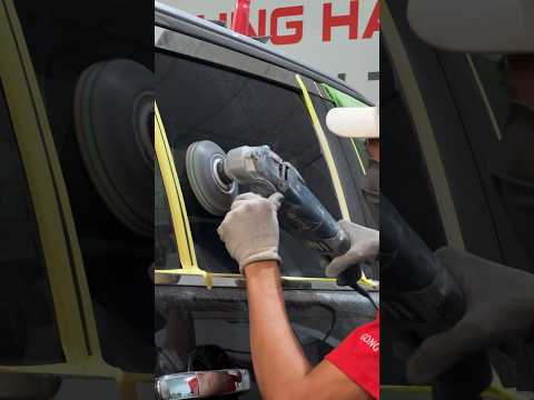 Đánh bóng kính Ford Everest 2019 do bị trầy xước nặng