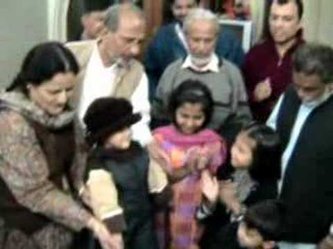 Kainat B'day with Dada n Dadi ;)