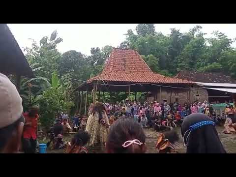 VIRALL!!!!! rumah roboh ditengah keramaian kesenian singo barong