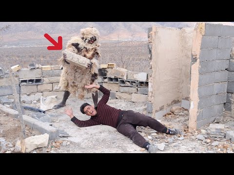 Great collaboration between Bardia and Gharneshin to build a shelter wall! 💪🔥