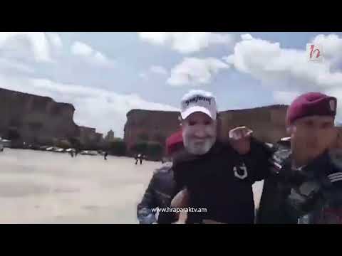 Ոստիկանները բերման են ենթարկում Փաշինյանի դեմքով դիմակավորված «Ազատագրական շարժման» անդամներին