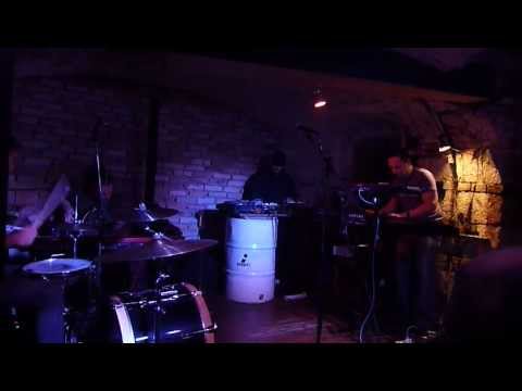 Random Trip 2010.12.21. - 1. feat. Kuczora 'Yonderboi' Edina és Dure