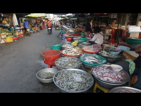 Walk Around Street Food Market @Chhbar Ampov Market - Evening Daily Activities People Buying Food