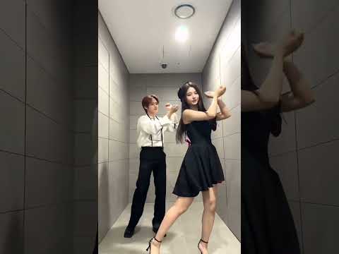 Stray Kids Lee Know | NMIXX Sullyoon | Party O’ Clock Challenge