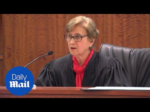 Judge overturns Ex-Patriot Aaron Hernandez's murder conviction - Daily Mail