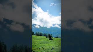 Download lagu Pemandangan indah pegunungan yang hijau dan diselimuti awan putih mp3