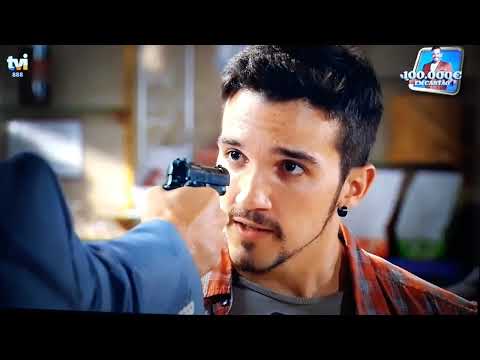 Dt aponta á arma á maneca