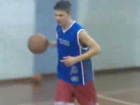 Luca Ukosich tenta la schiacciata slam dunk a Trieste