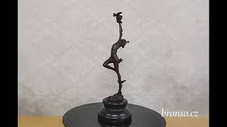 Tančící žena s ptáky – bronzová socha na mramorovém podstavci 