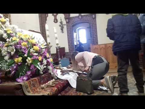 Wielka Sobota w Sudole. Na klęczkach wokół ołtarza