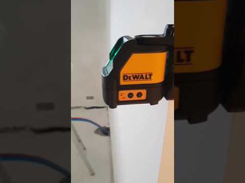 Savaime susireguliuojantis kryžminių linijų lazeris DeWalt DW088CG, žalio spindulio video