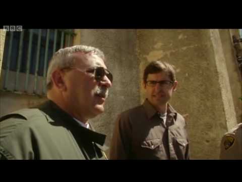 Louis talks to prison guards - Louis Theroux - Behind Bars - BBC