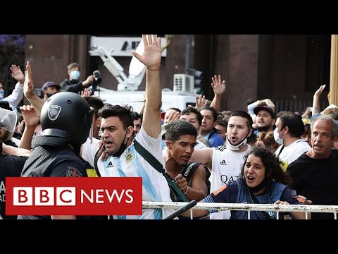 馬拉多納：數千人在布宜諾斯艾利斯悼念的混亂場面 - BBC News (Maradona: chaotic scenes as thousands pay respects in Buenos Aires - BBC News)