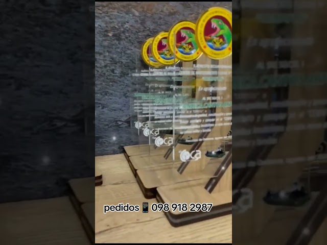 Vídeo relacionado con JOYERÍA EL FARO | Placa conmemorativa personalizada con grabado y estuche premium | Ideal para aniversarios, jubilaciones, dedicatorias u homenajes (Árbol con placa)