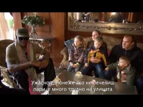 Денис Родман дарява 5000 долара на българско семейство