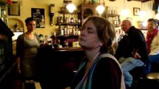 BEVRIJDINGSDAG 2011 in café Derat: Annette de Haas speelt 'QUE SERA SERA'.
