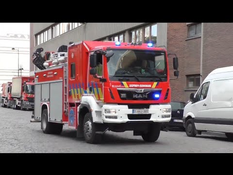 Duikerswagen T13 brandweer brussel rijd  met blauw naar kazerne