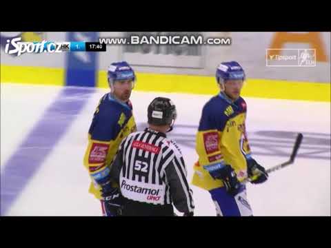 Zlín - Mountfield HK: Ferenc tvrdě dohrál protihráče u mantinelu