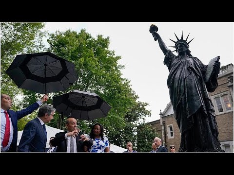 شاهد تنصيب نموذج مصغر لتمثال الحرية بالسفارة الفرنسية بواشنطن…