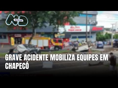 Carreta com madeira provoca grave acidente em avenida de Chapecó