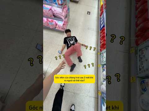 Góc nhìn của chàng trai cao 2 mét khi ra ngoài #shorts