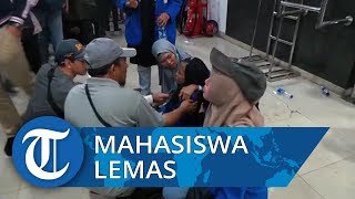 Personel Stasiun Palmerah Bantu Mahasiswa yang Lemas Karena Hirup Gas Air Mata
