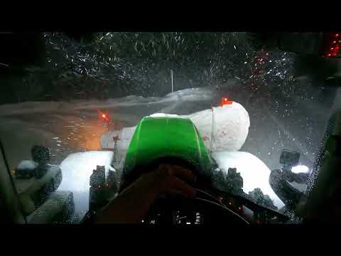 Snow plowing in the middle of the night with a John Deere 6155R