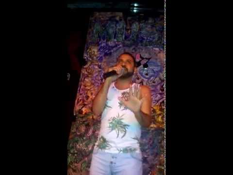 Jan Oliveira Cantando Podres Poderes  Caetano Veloso - em Espaco Muss