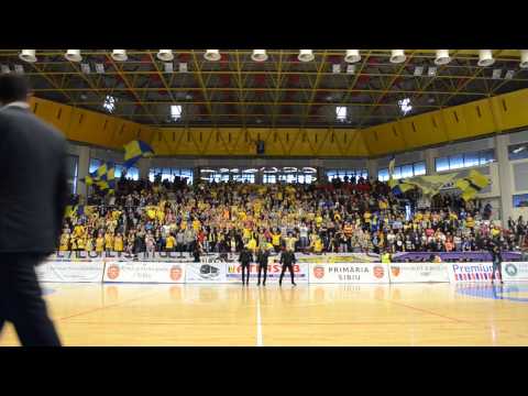 CSU Sibiu - U. Cluj 77-75 (play-off, faza I, meciul 1) - Suporterii cântă imnul