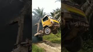 Download lagu Evakuasi truk amblas sampai jemping tinggi#shorts mp3