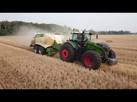 Fendt 1046 and a Krone Big Pack HDP2 in Rye Straw