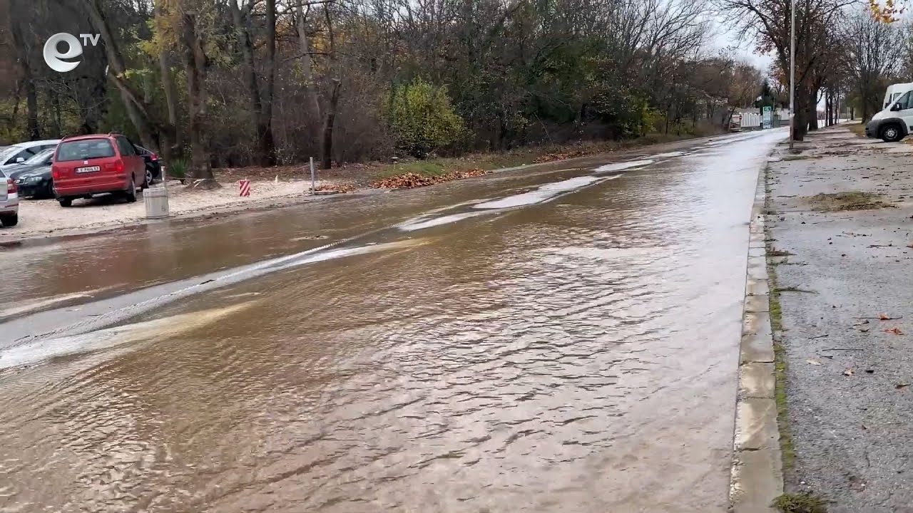 Спукан водопровод наводни гаражи, дворове и околовръстния път в Димитровград