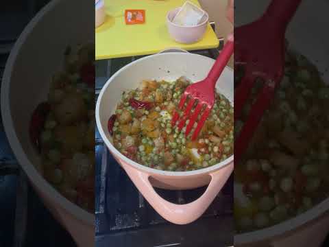 Rice and Pigeon Peas with pork skin. Arroz con Gandules.. how to cook rice and peas.