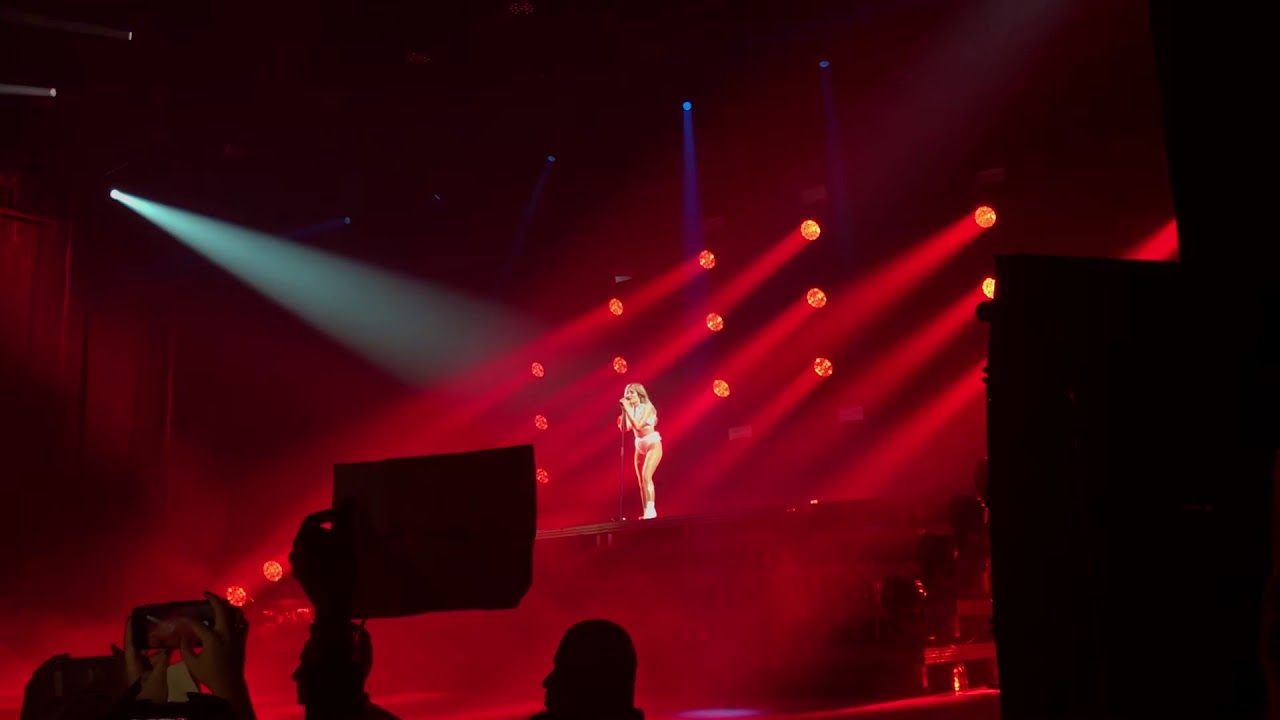 Halsey - Drive (Live @ Hopeless Fountain Kingdom World Tour Rio)